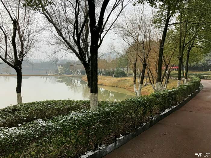 初春的雪软绵绵的,宋应星公园散散心