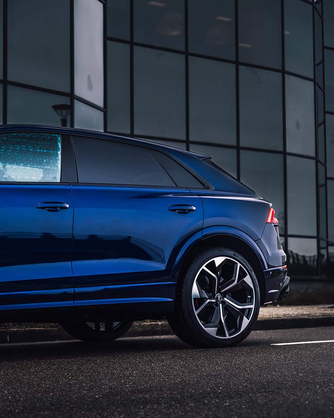 蓝色奥迪rs q8魅力欣赏