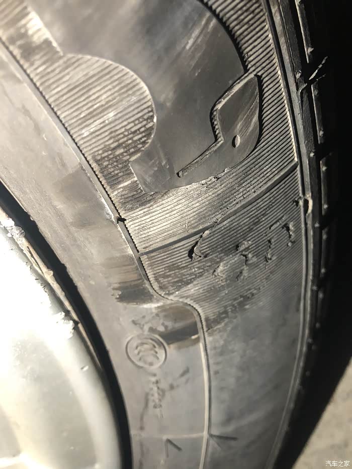 【图】轮胎侧壁划伤了!_奥迪a6l/a6(进口)论坛_汽车之家论坛