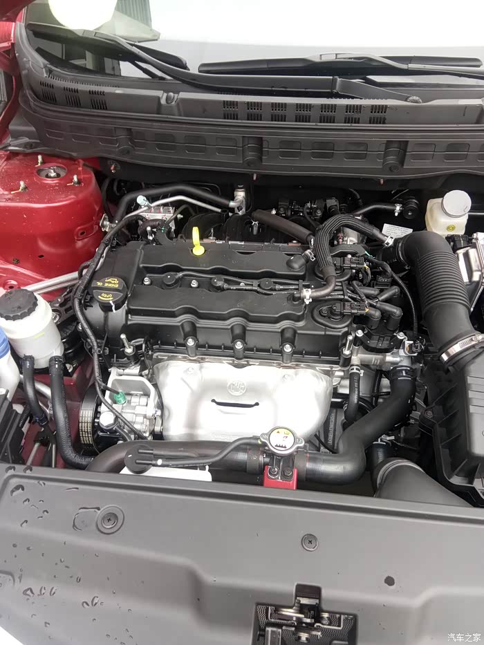 今天提车了,低配就是低配,连发动机盖板都没有