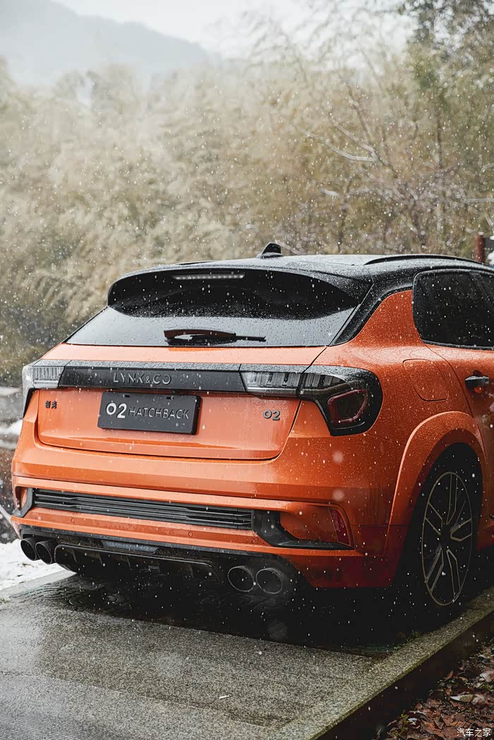 当雪花与山水融合与领克02hatchback共赏巴山塘的绝美景色