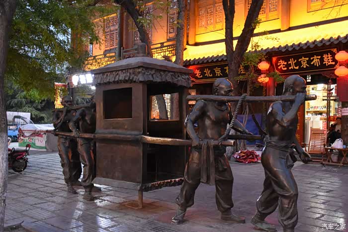 请大家忽略两侧的广告,轿夫抬轿,这是富贵人家的出行方式,也是大闺女