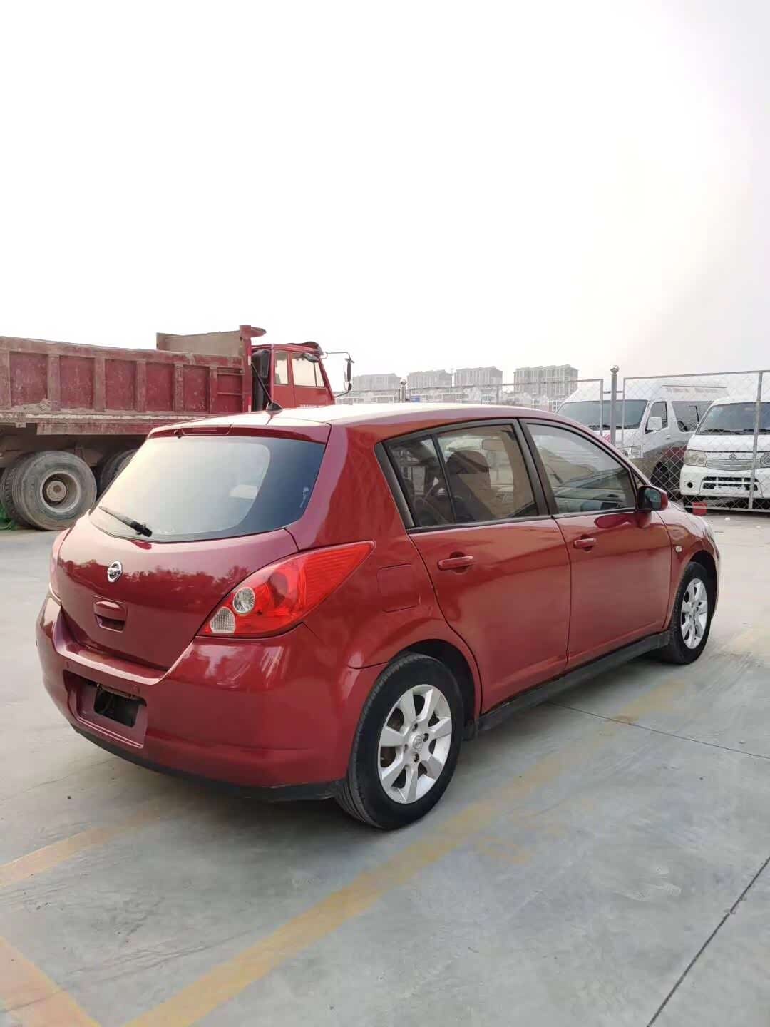 老款的日产骐达骚红色帅不帅你们说了算!