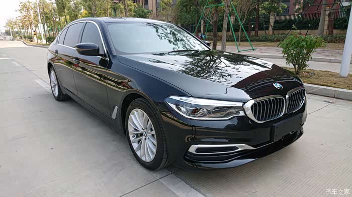 拥抱蓝天白云2020款530li尊享豪华宝石青提车作业