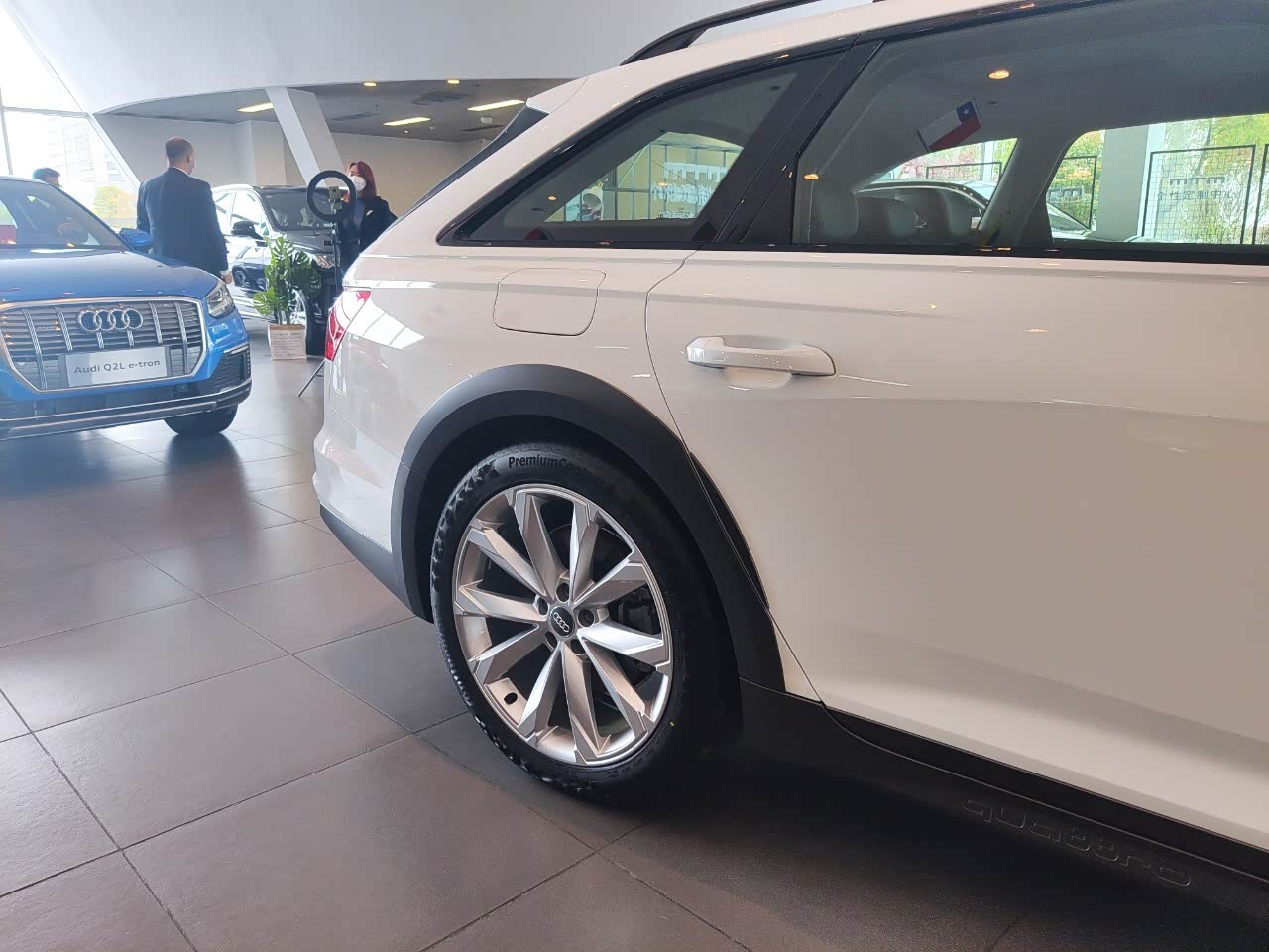 白色奥迪全新a6 allroad非常霸气.