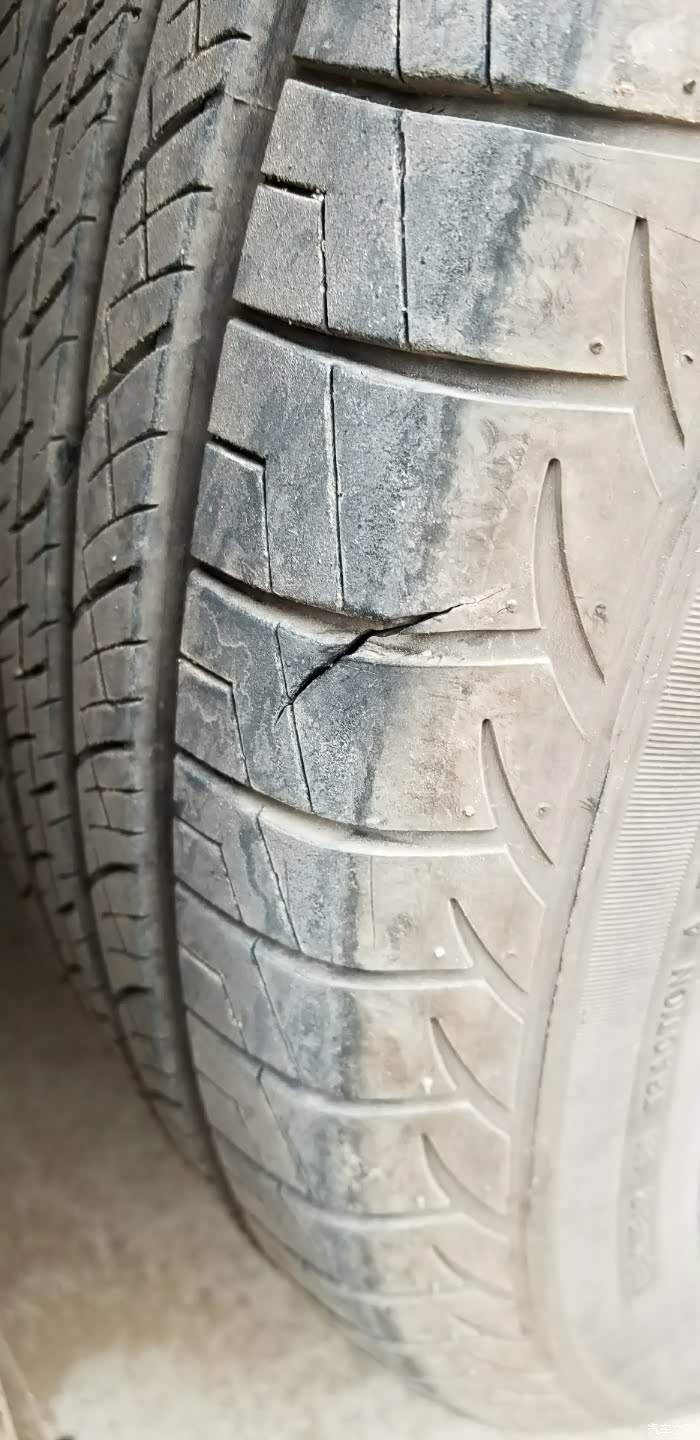 轮胎上这么大条口子怎么办?