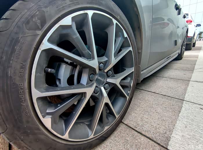 而领克03的轮胎尺寸跨度更加的大一些,205/60 r16      到   225/ 45