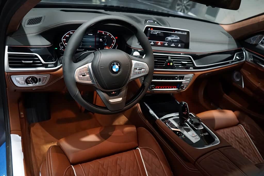 宝马m760li xdrive磨砂灰