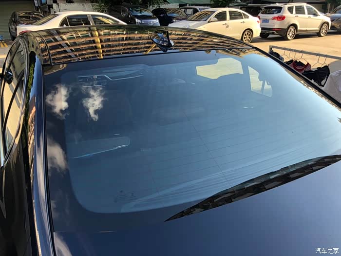新车整个后玻璃出现疑似雾气的白色斑点