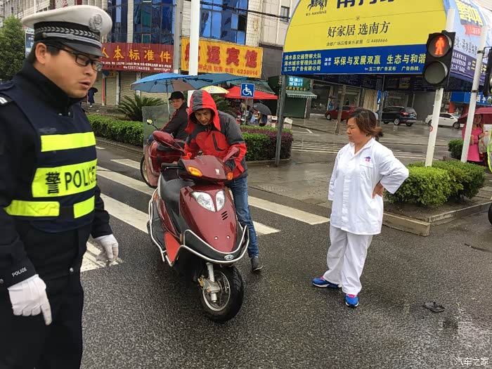 轻微交通事故,对方违章酒驾逆行骑摩托车闯红