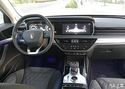 连体大屏,无线充电,烤瓷内饰都是我选择它的原因,触摸屏反应挺快,就是