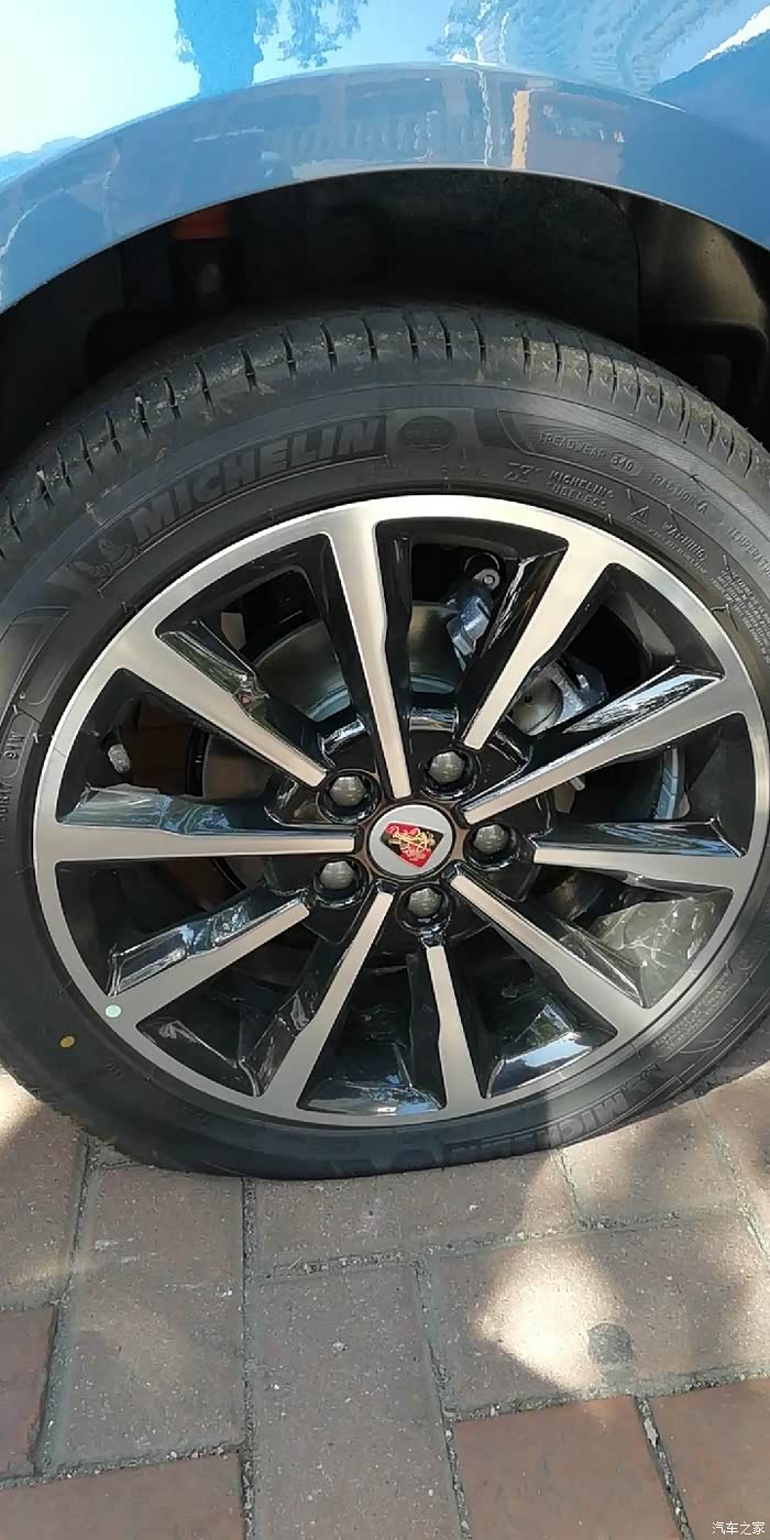 公路,开着还是挺稳的,开着开车就看到胎压不足,感觉轮胎处有很大异响