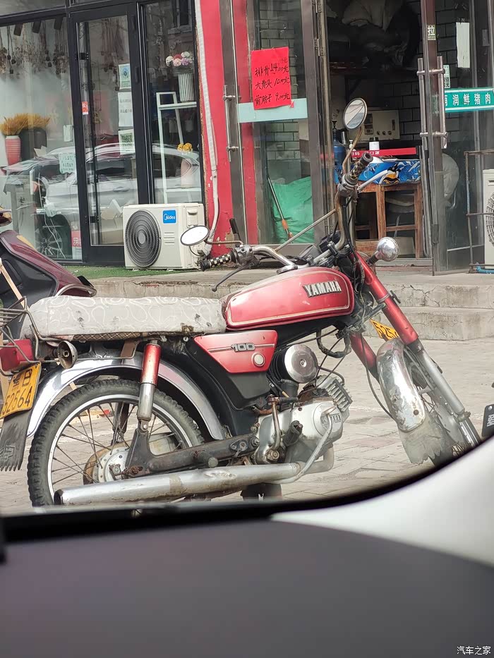 很怀旧的摩托车
