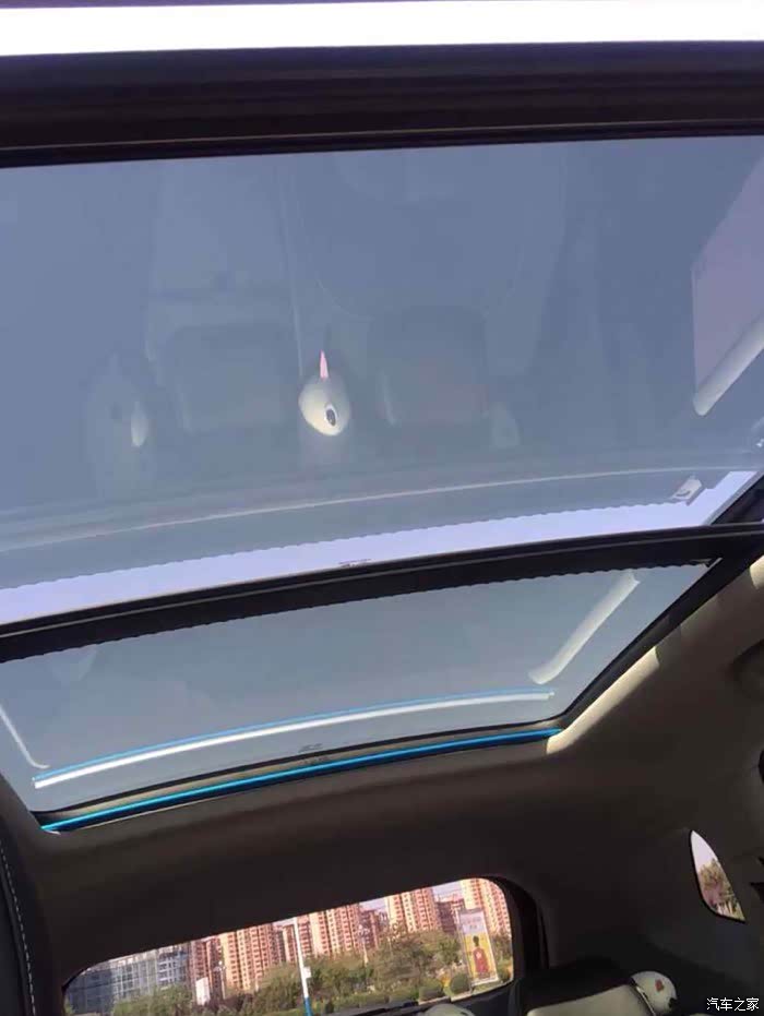 继续熟悉,多角度拍一拍车内.我最喜欢的大天窗也不能错过.