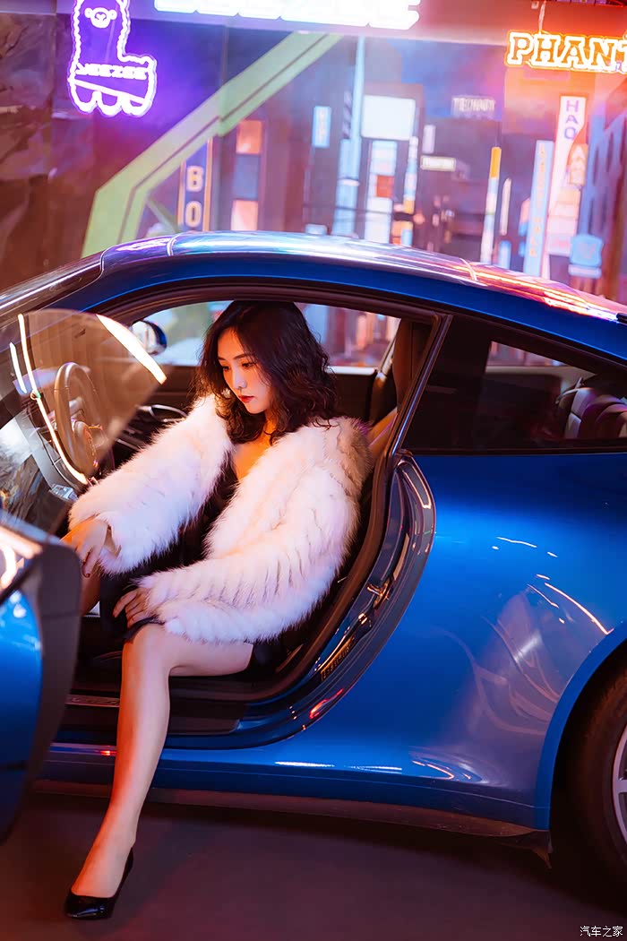蓝色保时捷911和美女更搭
