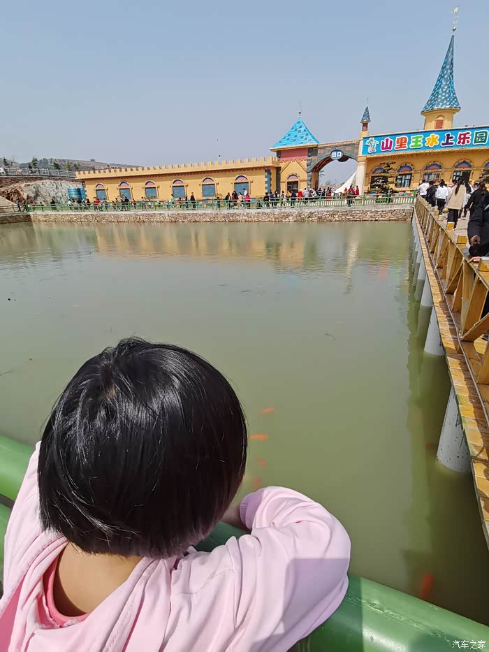 周末开着小5带着女儿山里王水上乐园一游