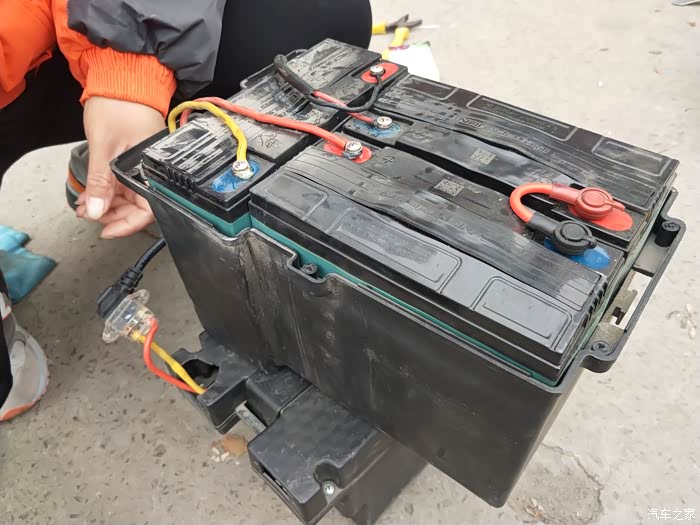 【万物复苏送福利】车需要保养电动车也同样也需要-电瓶鼓包严重