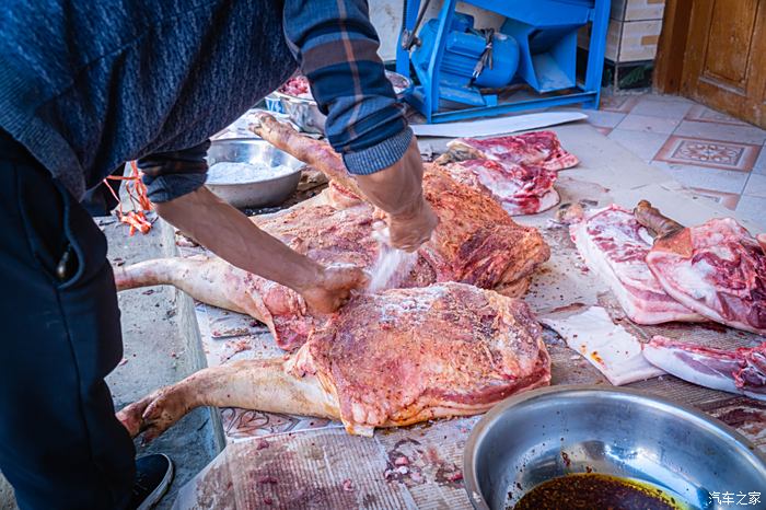 【三只脚体验官】开比亚迪汉云南山区吃生猪肉,测纯电续航如此高