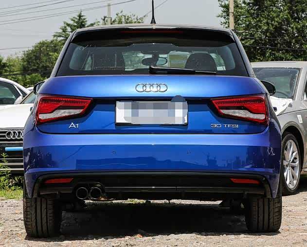 宝蓝色的奥迪a1竟然闪到我眼了