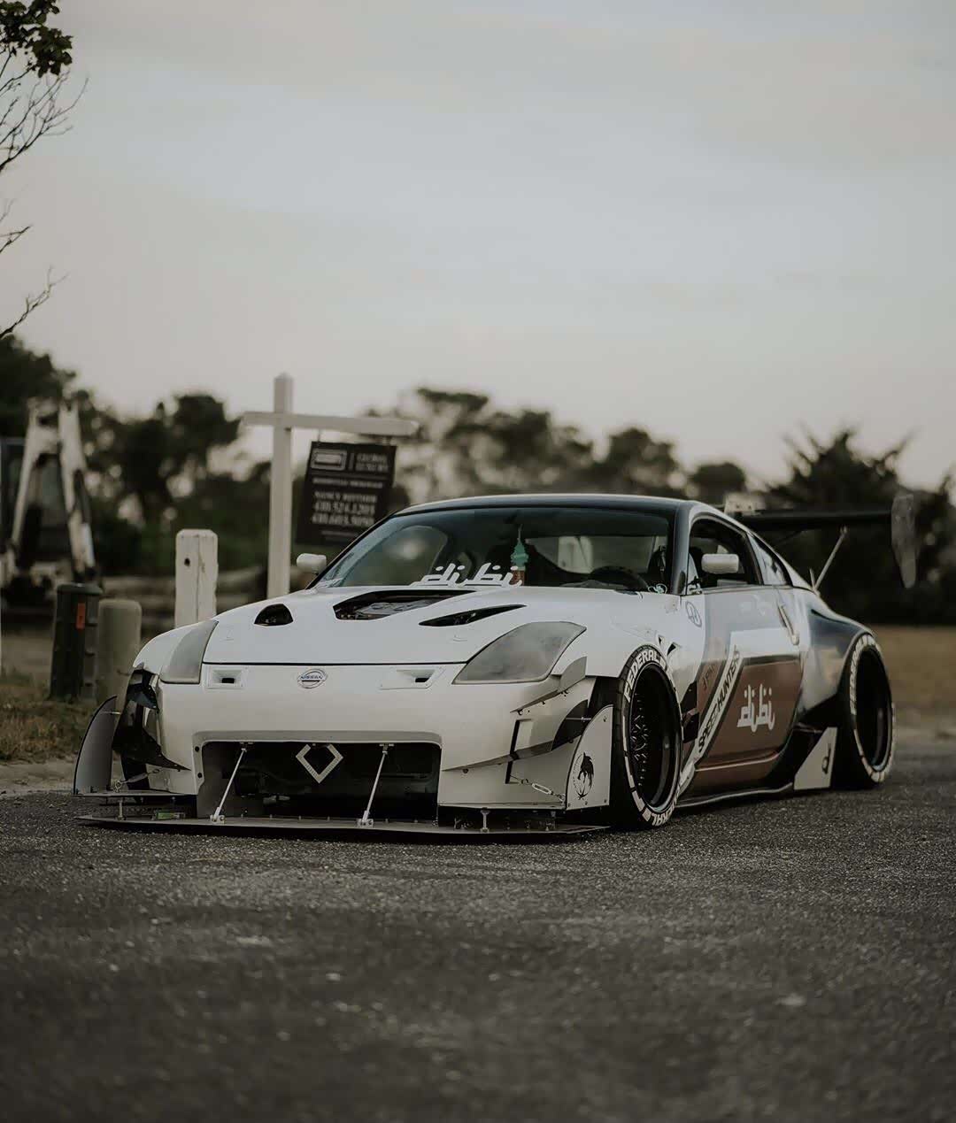 爆改大尾翼的350z看上去贼凶!