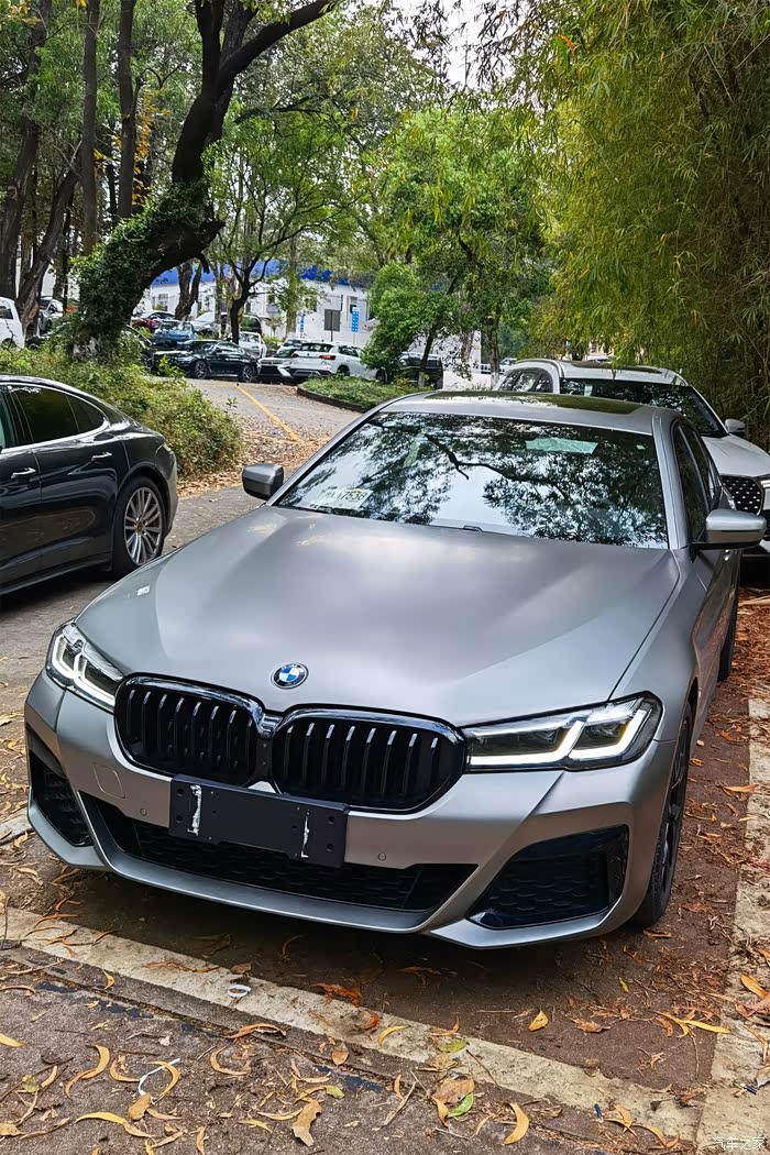 宝马540i磨砂暗银2022款提车用车分享及购车建议