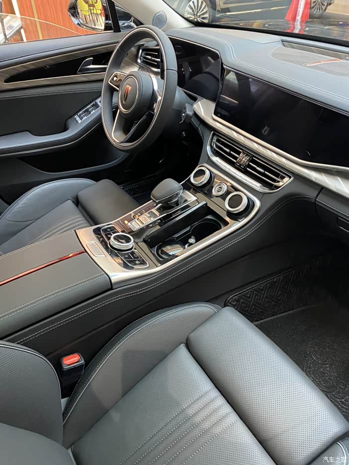 红旗h9的探店实拍黑色内饰和棕色内饰