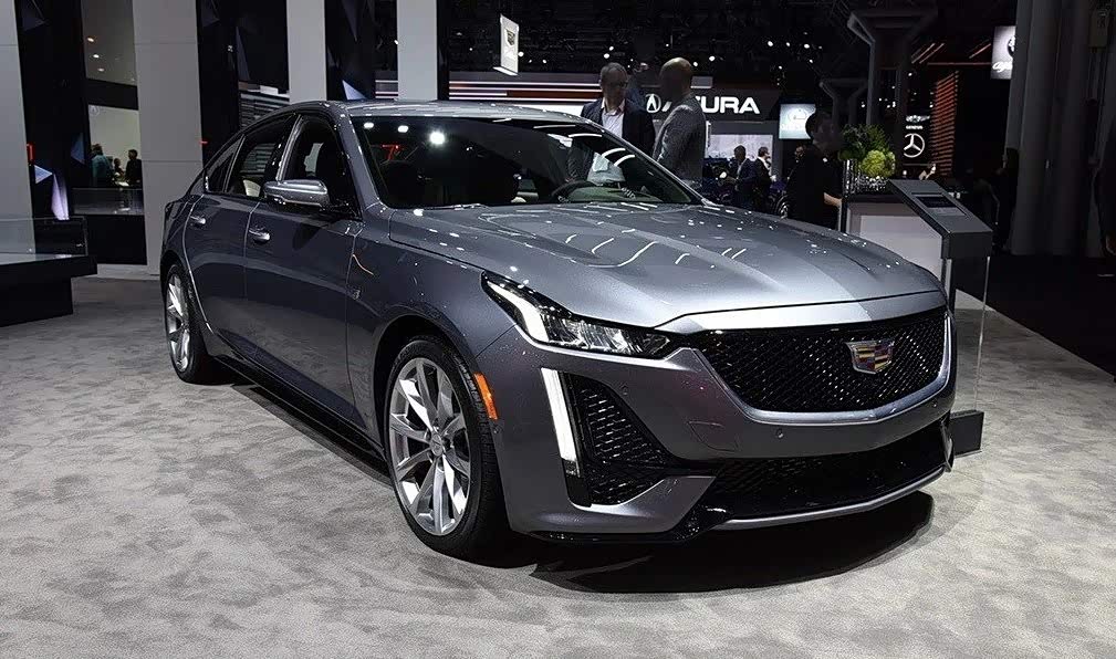 溜背式的车身再配上多辐式的轮毂,营造出了不错的运动感