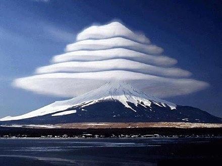 日本富士山一種叫笠雲的自然現象