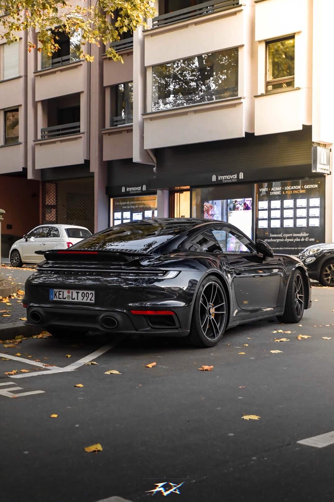 黑武士992 turbo 熏黑尾灯加持下屁股变得极具侵略性.