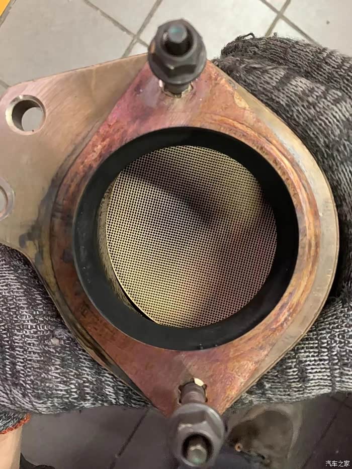 各位车友这三元催化器是堵了还是没堵