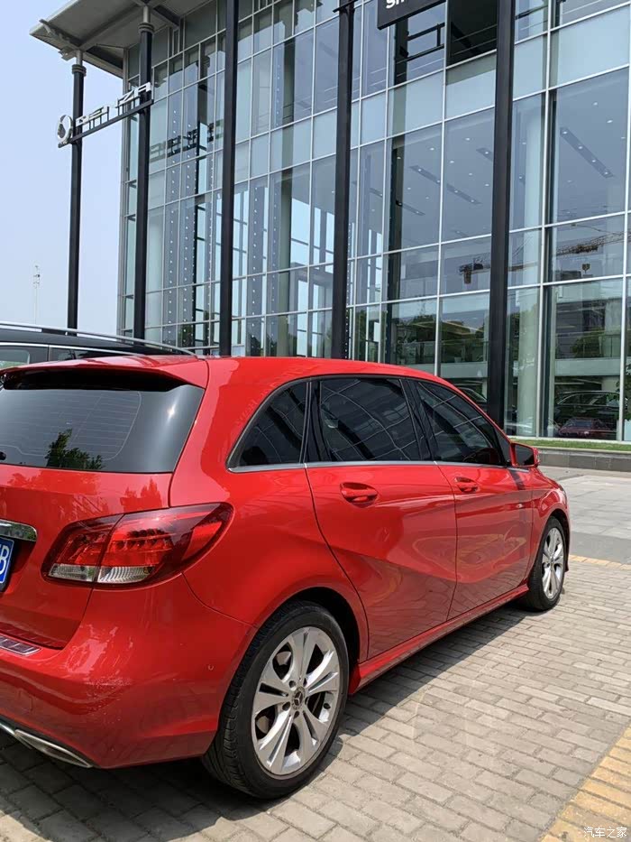 2017款红色奔驰b200158w出质保还有15年