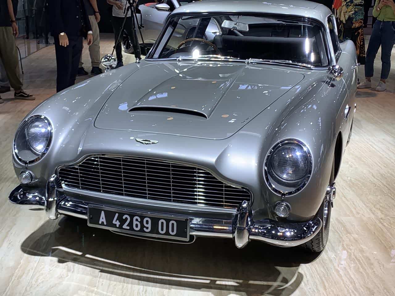 遇到一个眼熟的车007开的