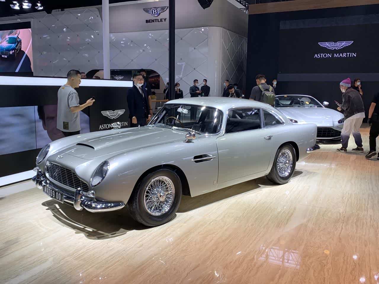 遇到一个眼熟的车007开的