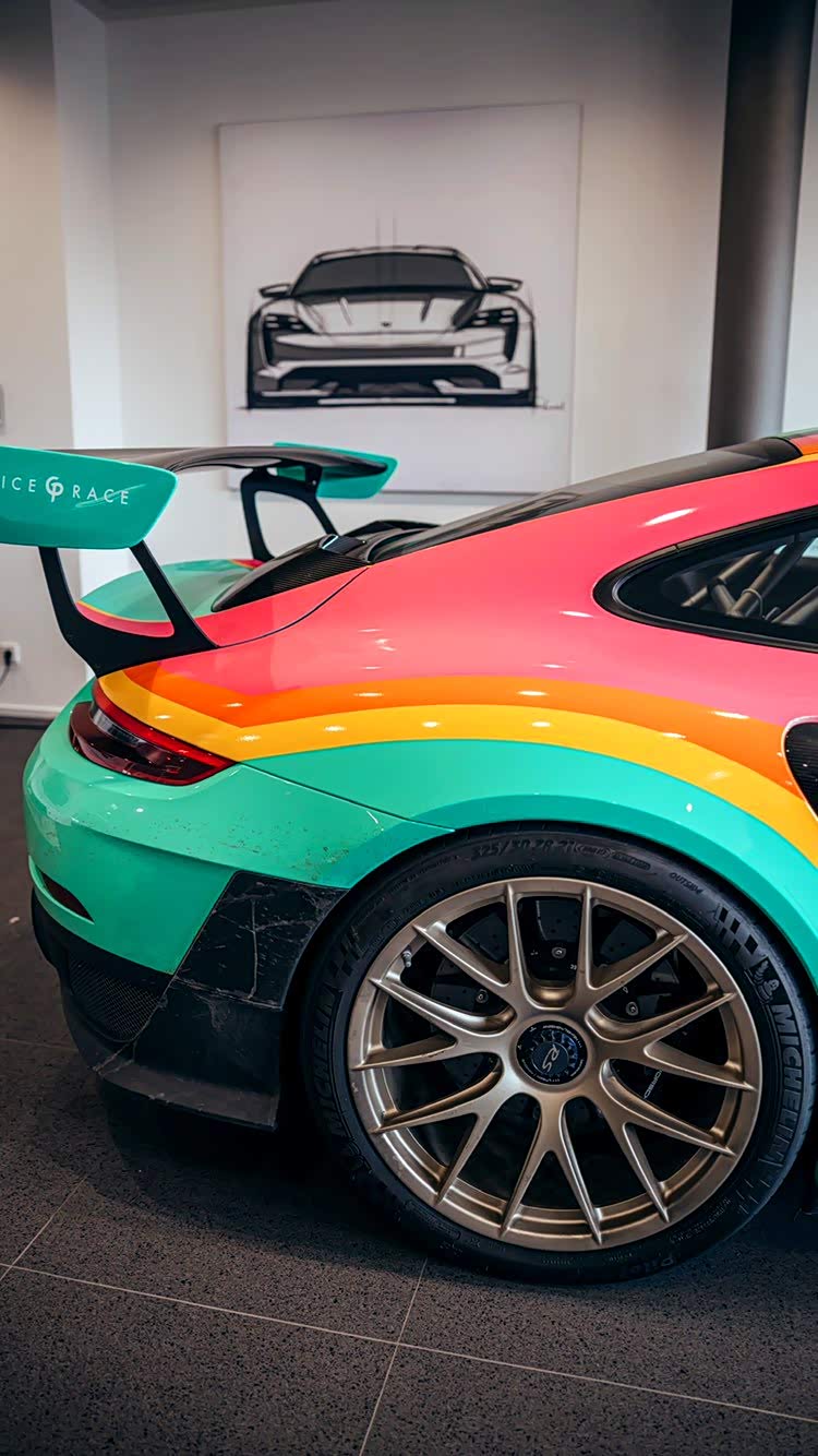 彩虹的涂装让911更为靓丽