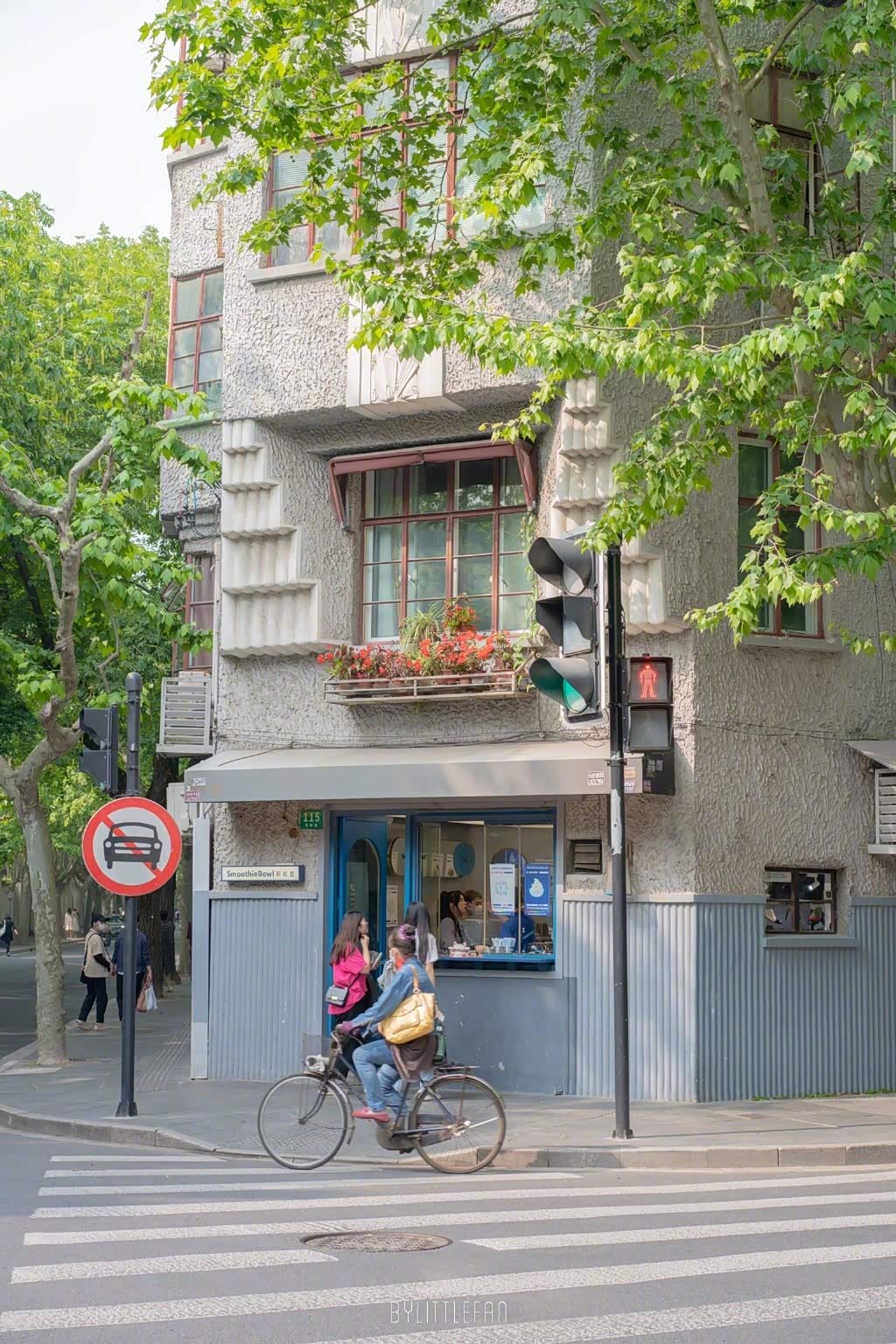 梧桐树的街道上海的武康路