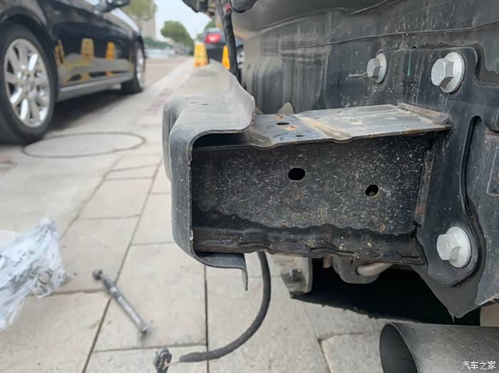 迈腾b8更换铝合金后防撞梁