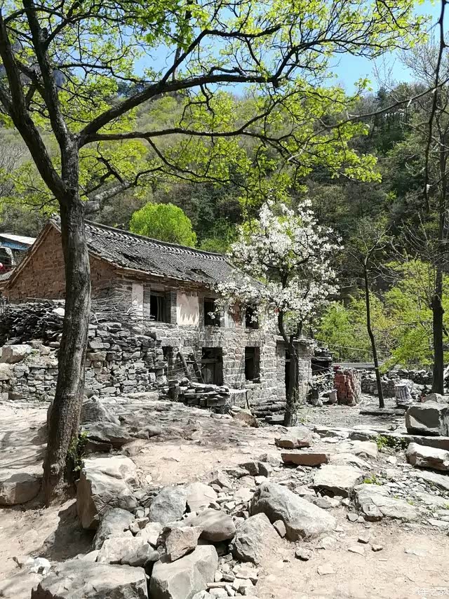 位于南寨镇境内的上腊江村,是一个近乎与世隔绝的村落