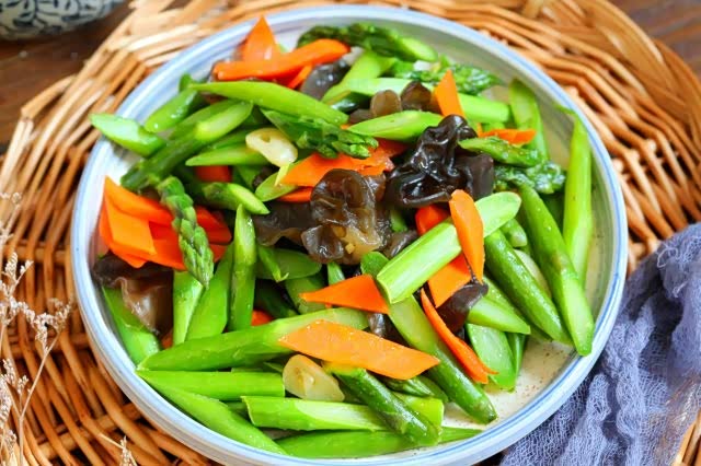胡萝卜木耳炒芦笋,夏天就应该吃吃清淡可口的菜品