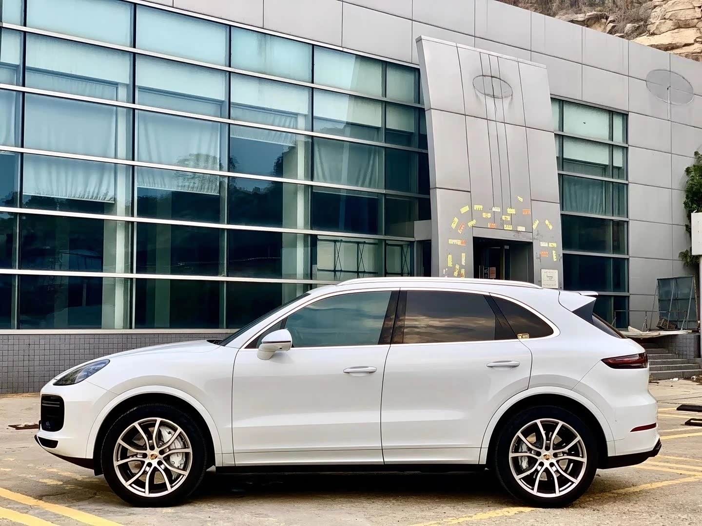 保时捷cayenne turbo帅气十足.