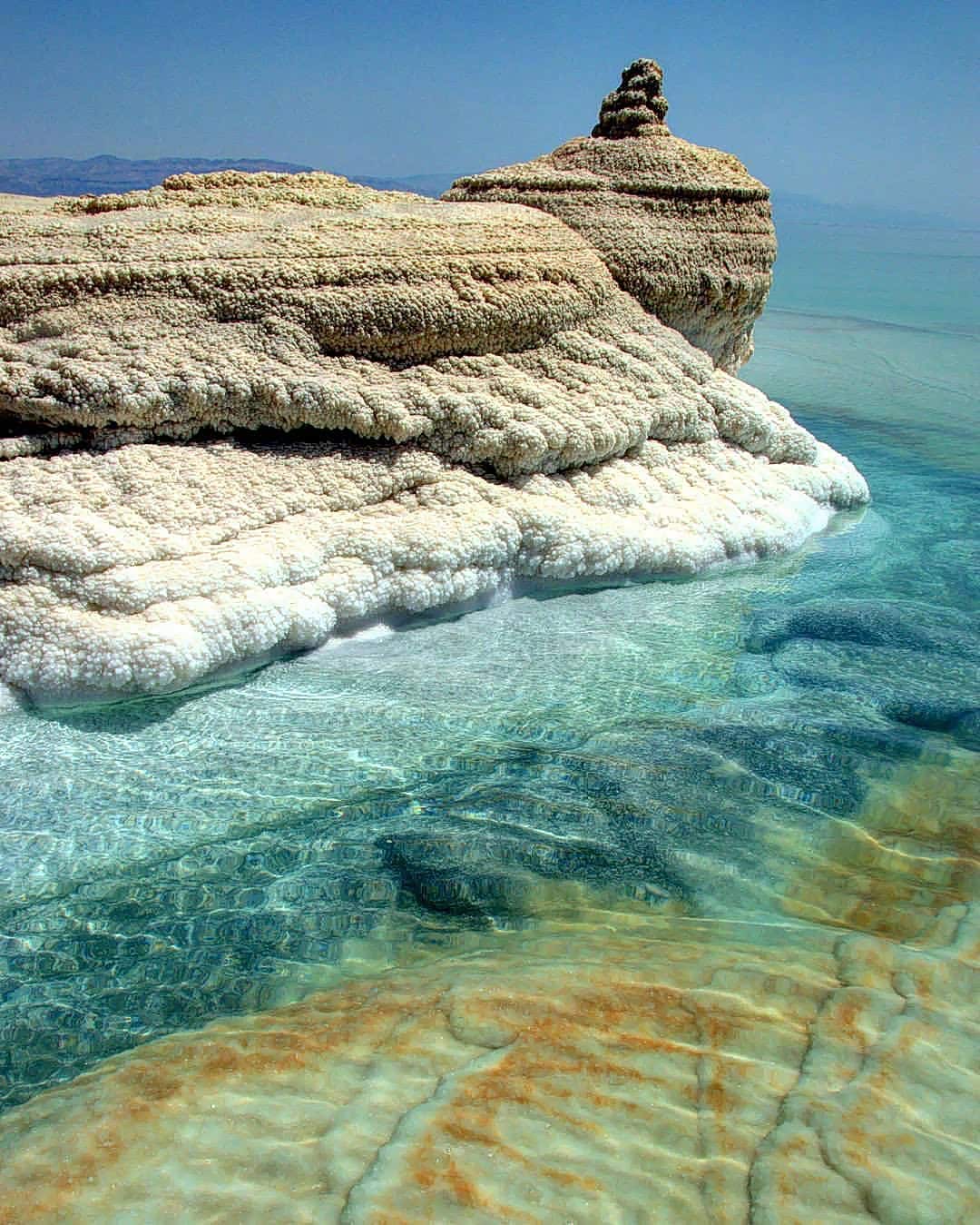 超上镜的约旦死海,就算你不会游泳,也可以漂浮在海面上.