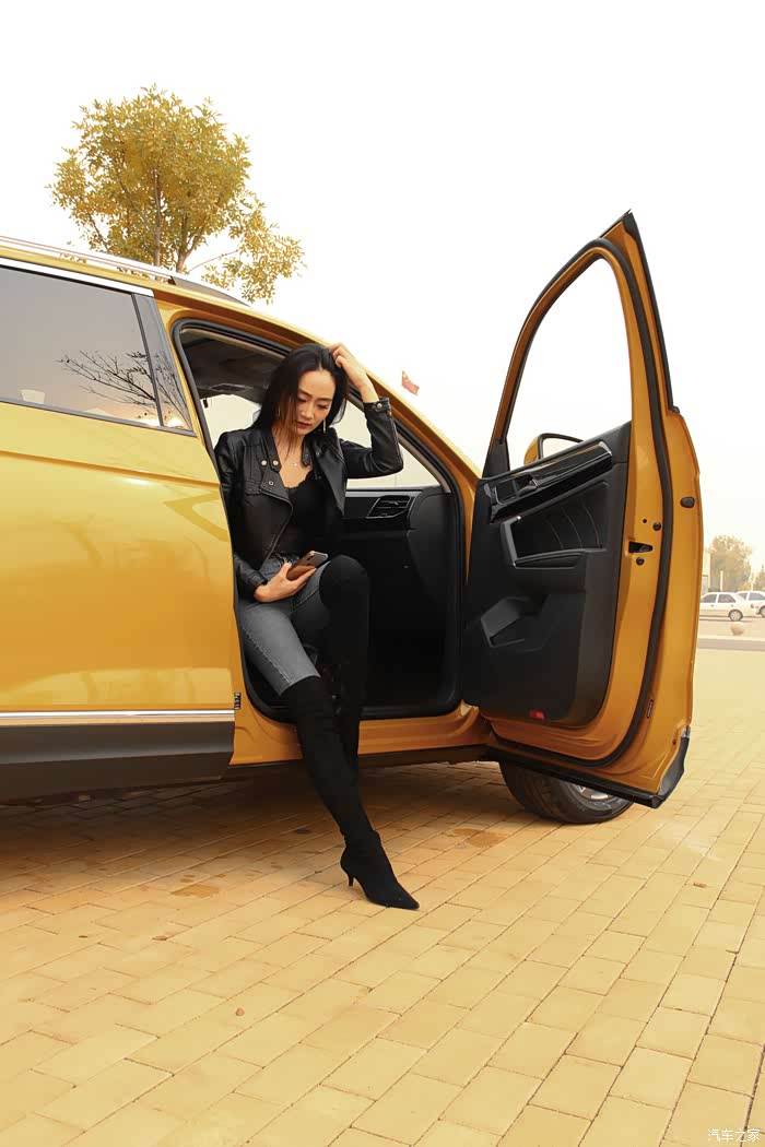 【美女当车模】紧身牛仔裤搭配黑色长靴,尽显长腿女神好身材