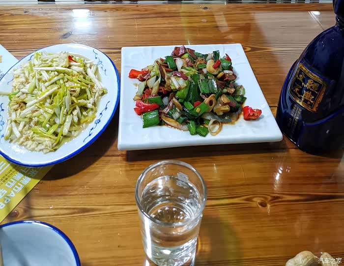 晚继续,点几个菜,把那瓶酒喝完.这饭店做腊肉错,像那些农家做,死咸.