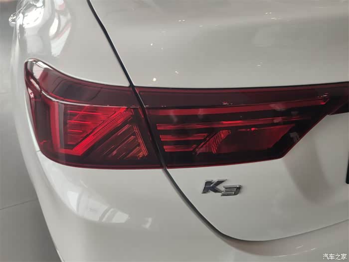 贯穿式的尾灯,效果真不错.