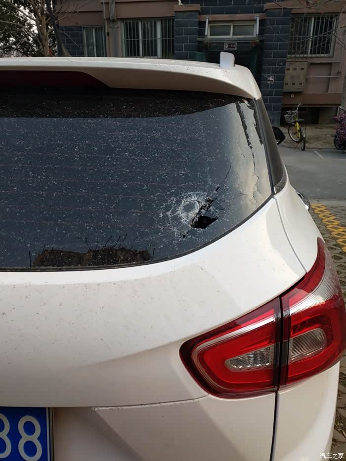 外出回来后车窗碎了