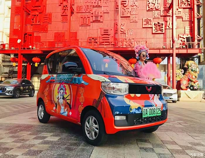 中央大道看到hellokitty版的宏光mini,很可爱