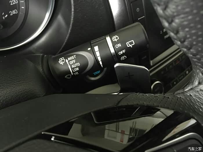 运动风格的换挡拨片,手动模式换挡更加顺手,增加驾驶乐趣,点个赞