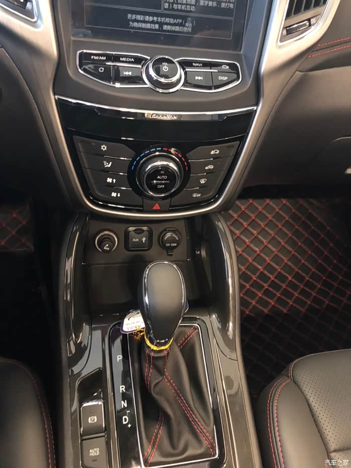 中控台虽较别新款车型老土些,够我觉得没关系