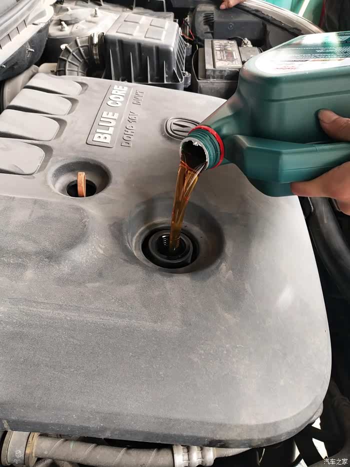 上海长安车友会为15款咖啡金逸动更换机油机油滤芯作业