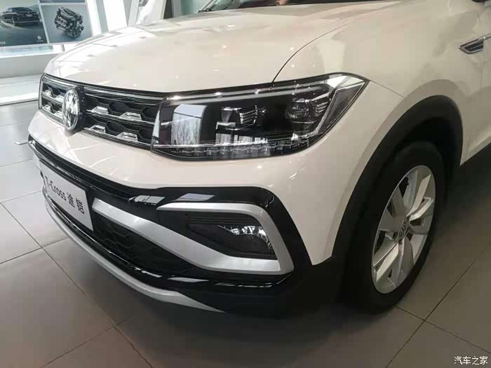 白色小途铠看车看车