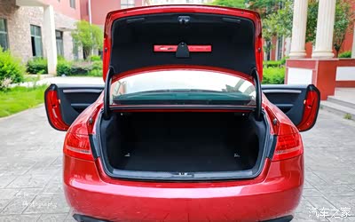 后备箱空间中规中矩,不如四门掀背版来得开口大.